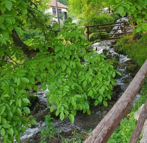 پانسیون Guest House Lisinski Raj