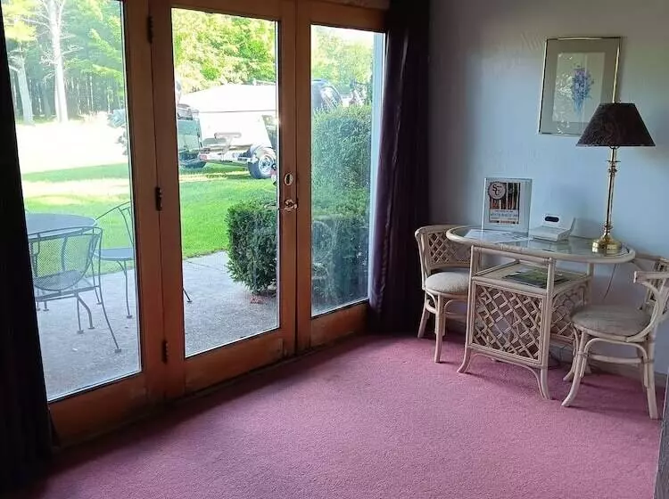 Retkeilymaja White Birch Inn