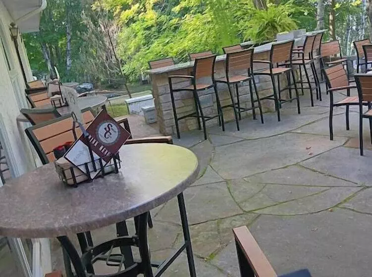 Retkeilymaja White Birch Inn