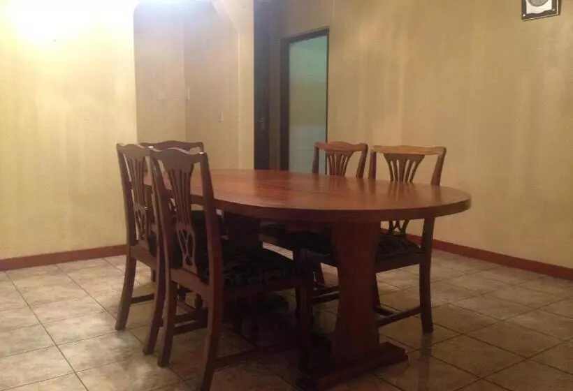 پانسیون Maoni Guest House