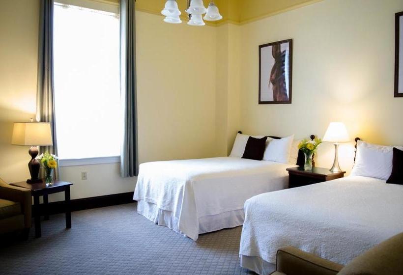 Отель Sheridan Livery Inn & Restaurant