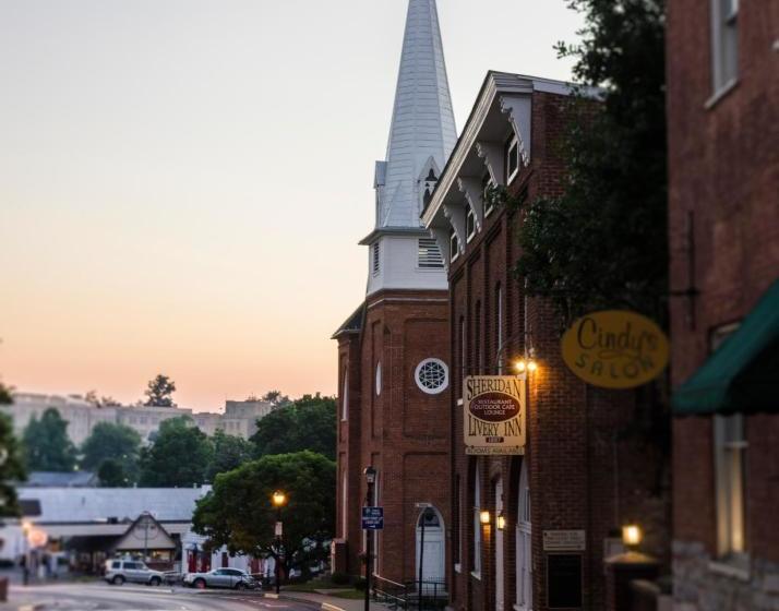 Отель Sheridan Livery Inn & Restaurant