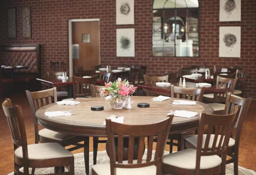 Отель Sheridan Livery Inn & Restaurant