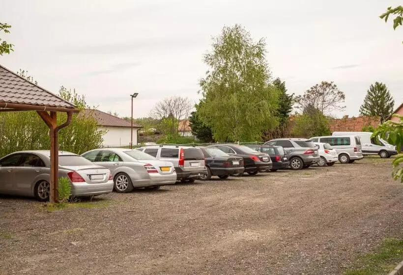 Majatalo Airport Károly Centrál