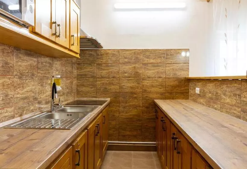 Majatalo Airport Károly Centrál