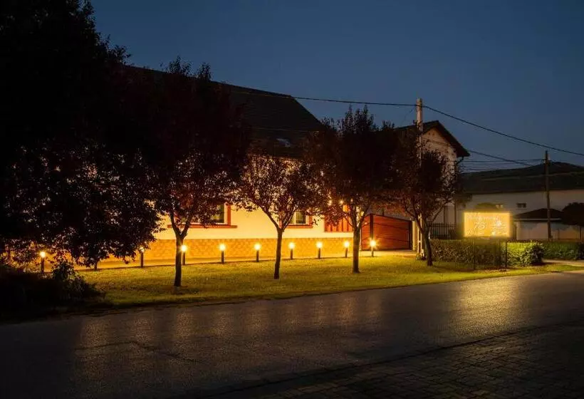 Majatalo Airport Károly Centrál