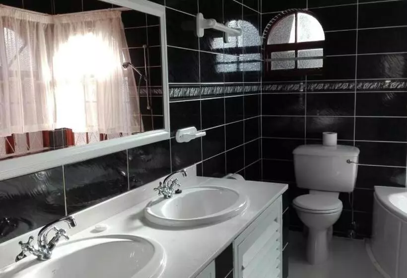 Majatalo Versailles B And B