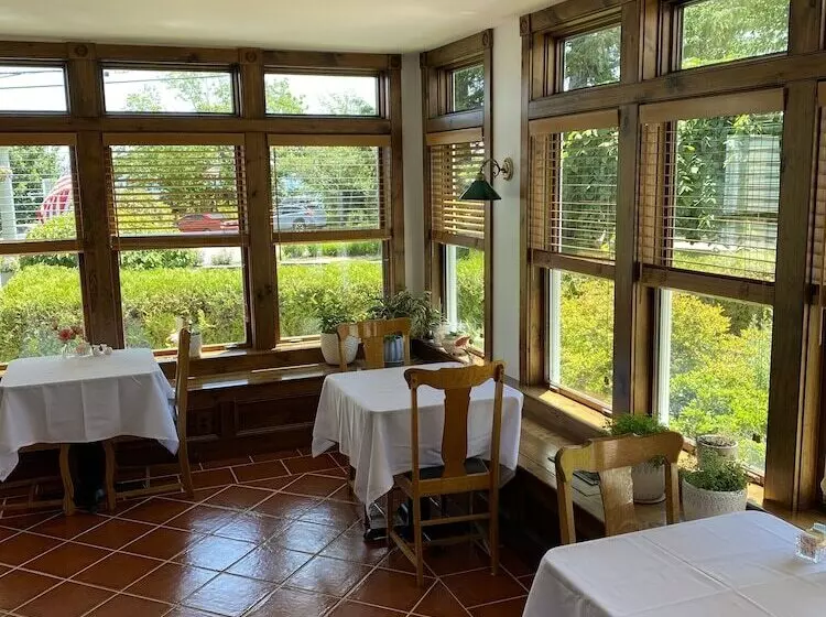 Spouter Inn Bed & Breakfast