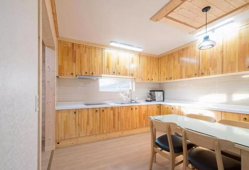 Majatalo Tree House Guesthouse