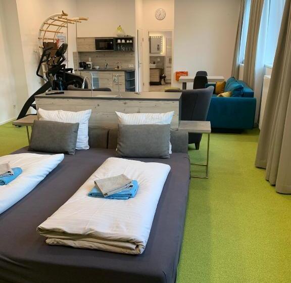 פנסיון Aparthotel Backstage