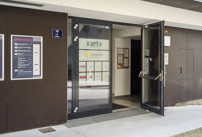 פנסיון Aparthotel Backstage