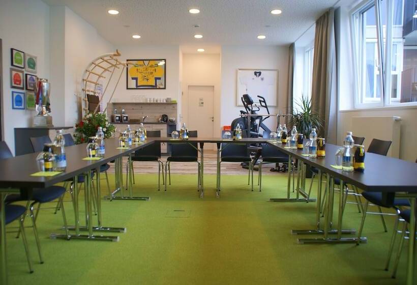 פנסיון Aparthotel Backstage