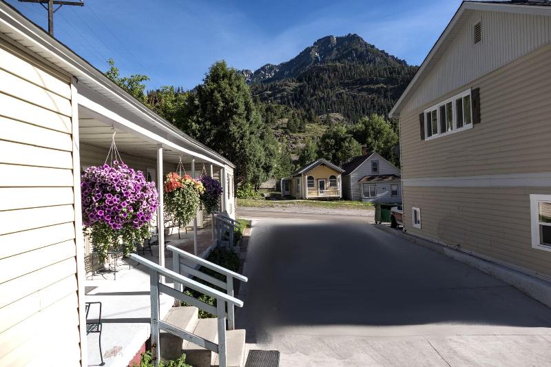 הוסטל Abram Inn & Suites