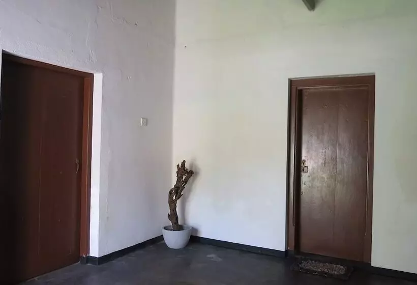 ユースホステル Mendis Cottage