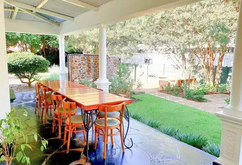 Majatalo Bauhenia Guesthouse