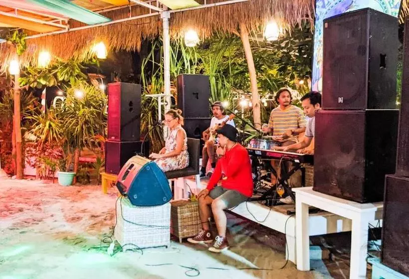 ペンション Zipp Bar Restaurant & Bungalows