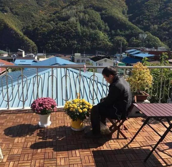 ペンション Us On Earth Guesthouse