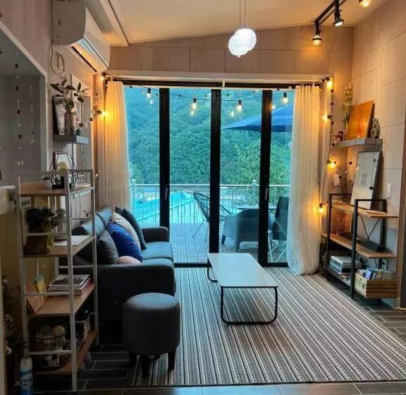 ペンション Us On Earth Guesthouse