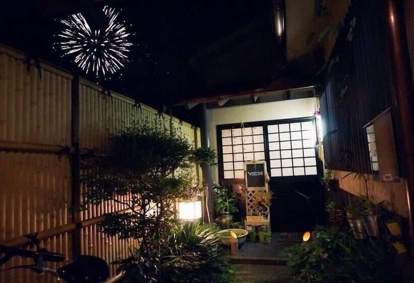 פנסיון Yasuragi Guest House & Bar