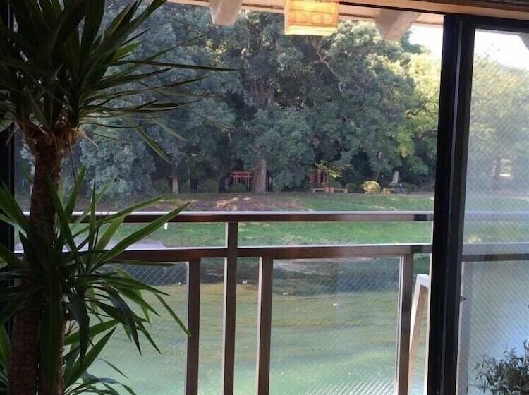 פנסיון Yasuragi Guest House & Bar