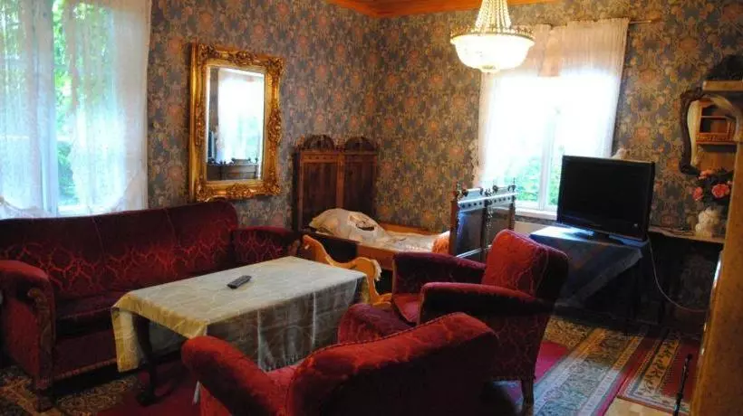 Retkeilymaja Li Luostarin Puutarha