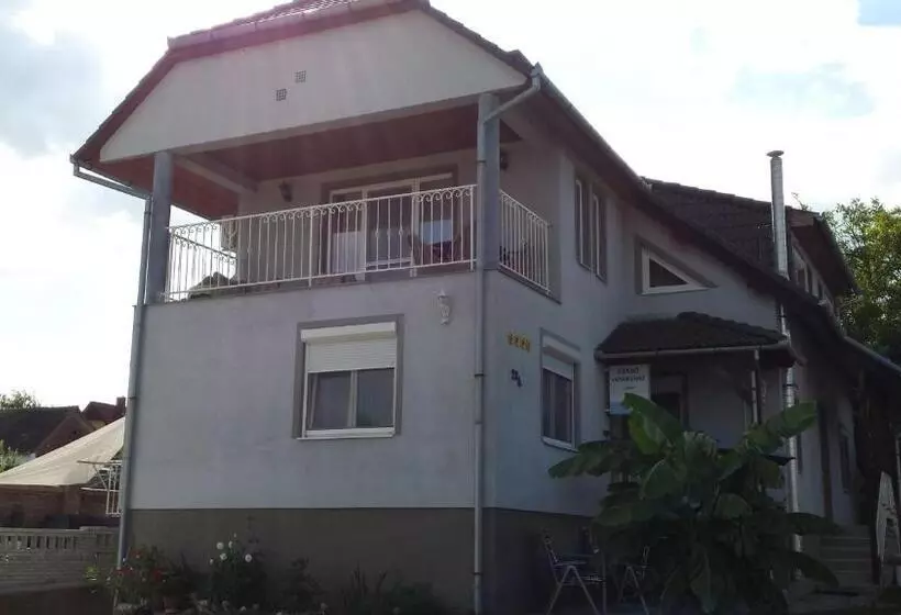 ペンション Szabó Vendégház