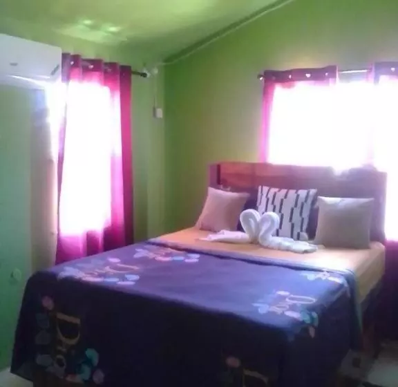 پانسیون Cheerful 2 Bedroom Home In Falmouth Garden