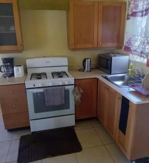 پانسیون Cheerful 2 Bedroom Home In Falmouth Garden