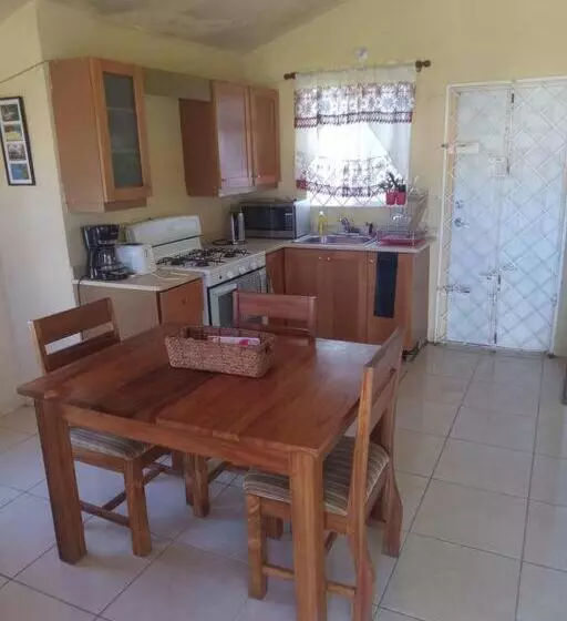 پانسیون Cheerful 2 Bedroom Home In Falmouth Garden