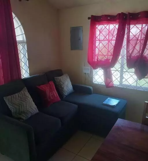 پانسیون Cheerful 2 Bedroom Home In Falmouth Garden