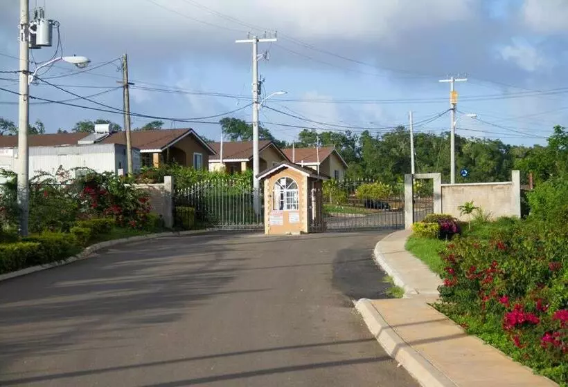 پانسیون Cheerful 2 Bedroom Home In Falmouth Garden