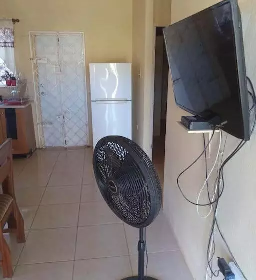 پانسیون Cheerful 2 Bedroom Home In Falmouth Garden