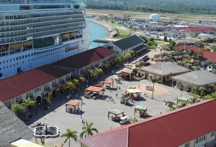 پانسیون Cheerful 2 Bedroom Home In Falmouth Garden