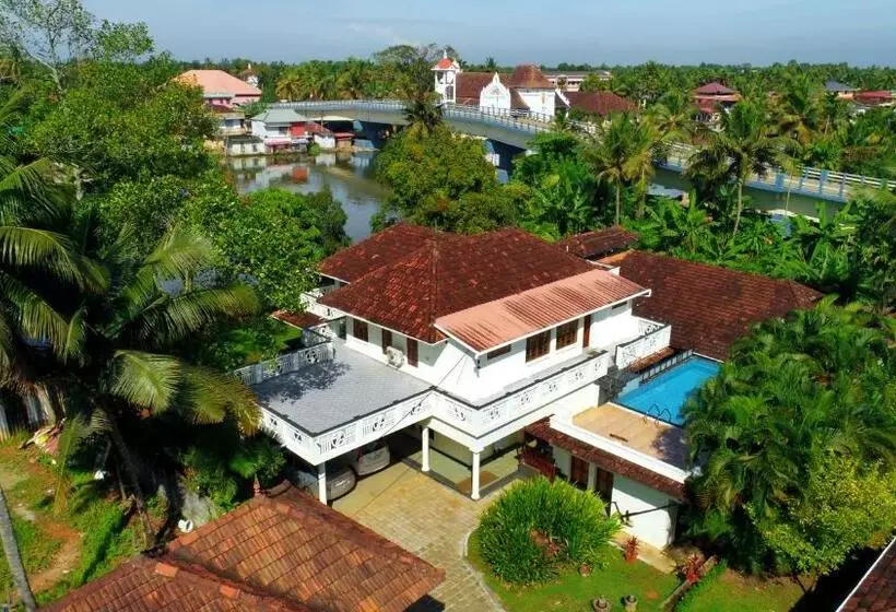 リゾートホテル Triveny River Palace