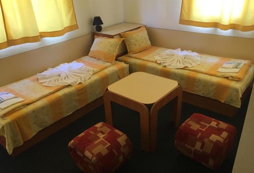 پانسیون Family Hotel Friends