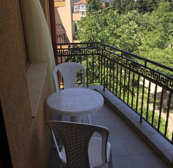 پانسیون Family Hotel Friends