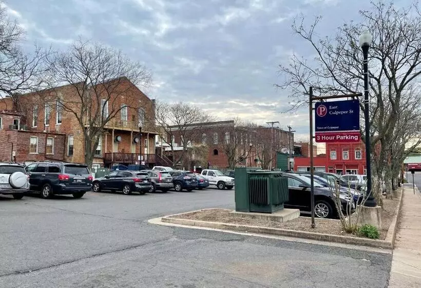 Retkeilymaja Culpeper Center Suites