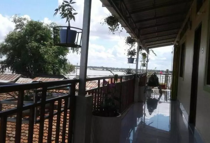 Retkeilymaja Phalla Riverside