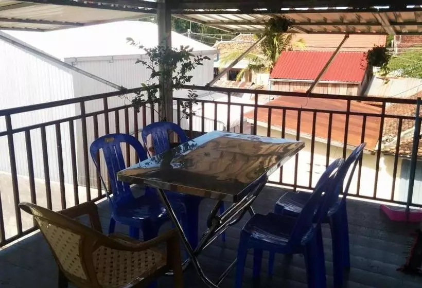 Retkeilymaja Phalla Riverside