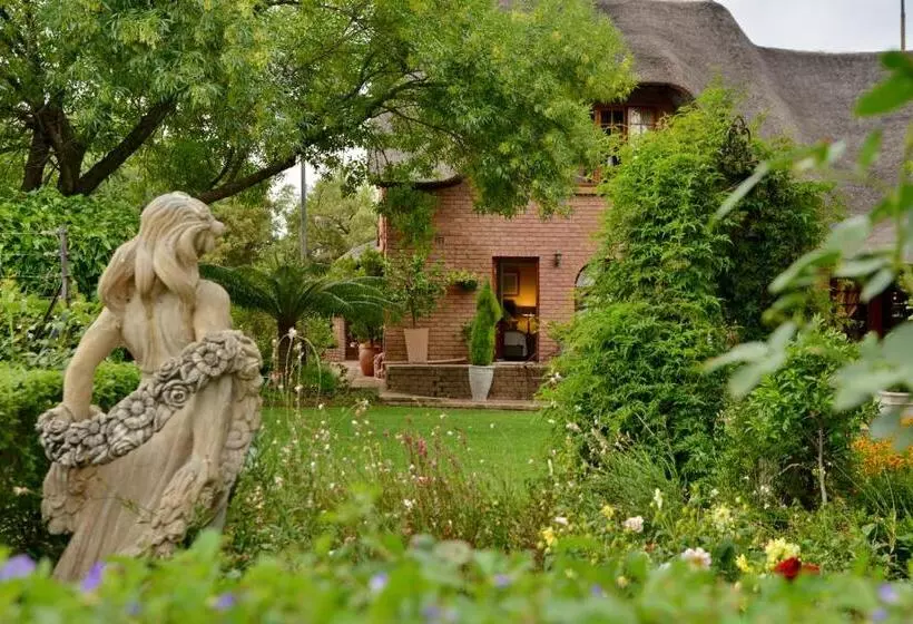 Majatalo Owls Loft Guesthouse