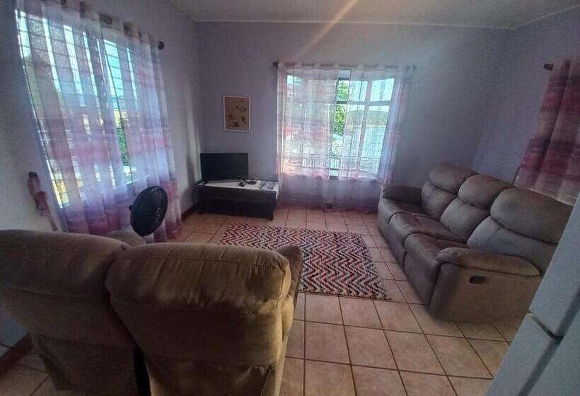 بنسيون The Seaside Garden Guesthouse