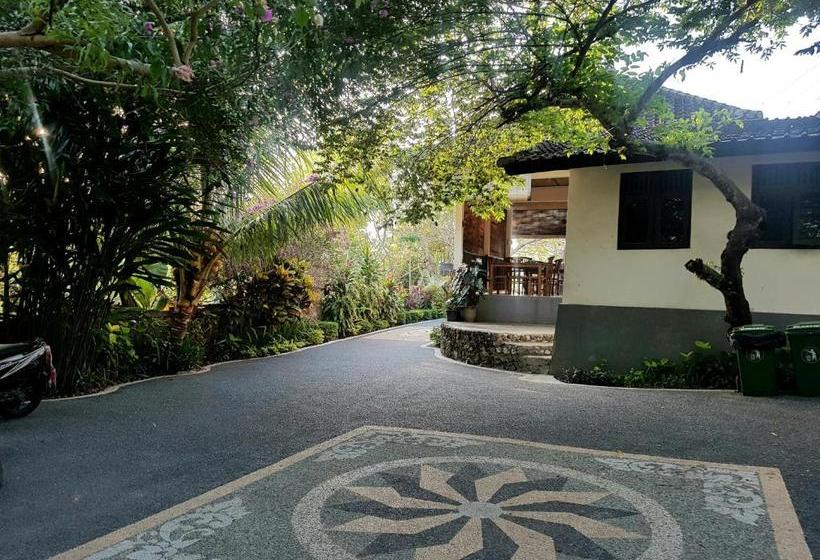 פנסיון Tregge Surf Camp Uluwatu