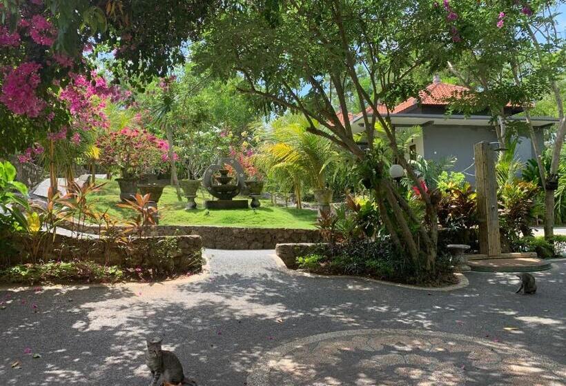 פנסיון Tregge Surf Camp Uluwatu