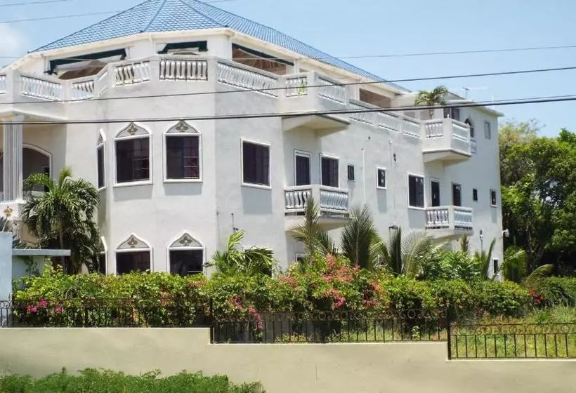 پانسیون Little Savoy Guest House
