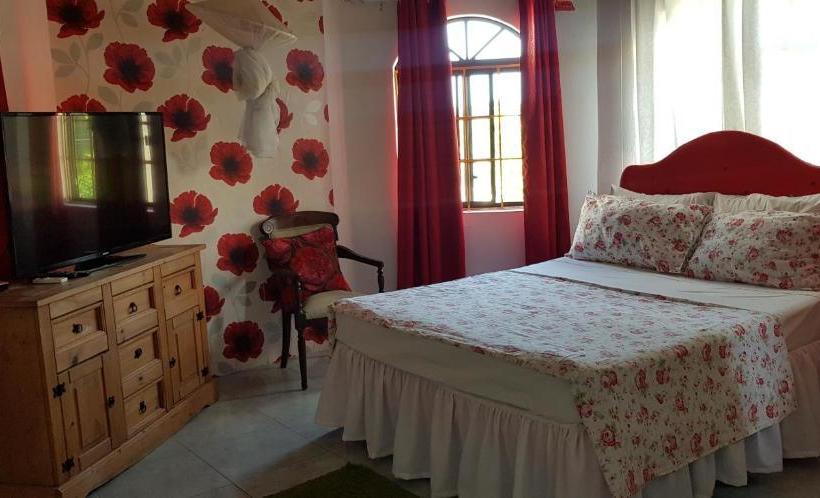 پانسیون Little Savoy Guest House