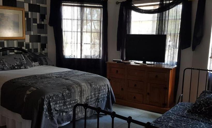 پانسیون Little Savoy Guest House