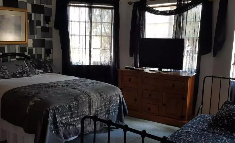 پانسیون Little Savoy Guest House