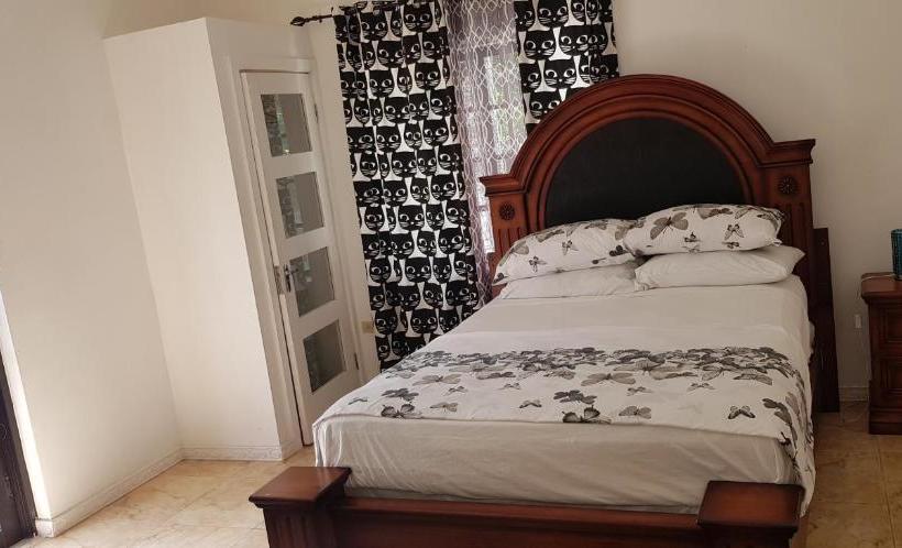 پانسیون Little Savoy Guest House