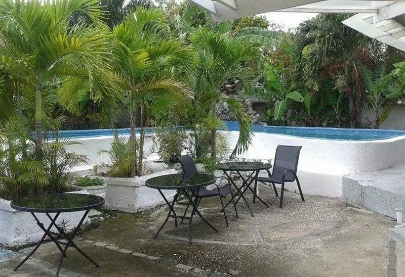پانسیون Little Savoy Guest House
