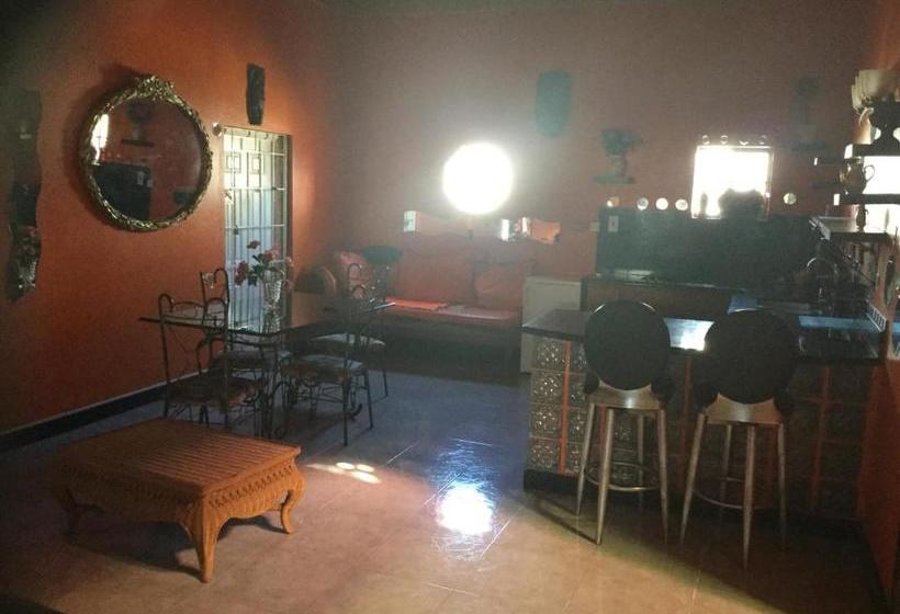 پانسیون Little Savoy Guest House